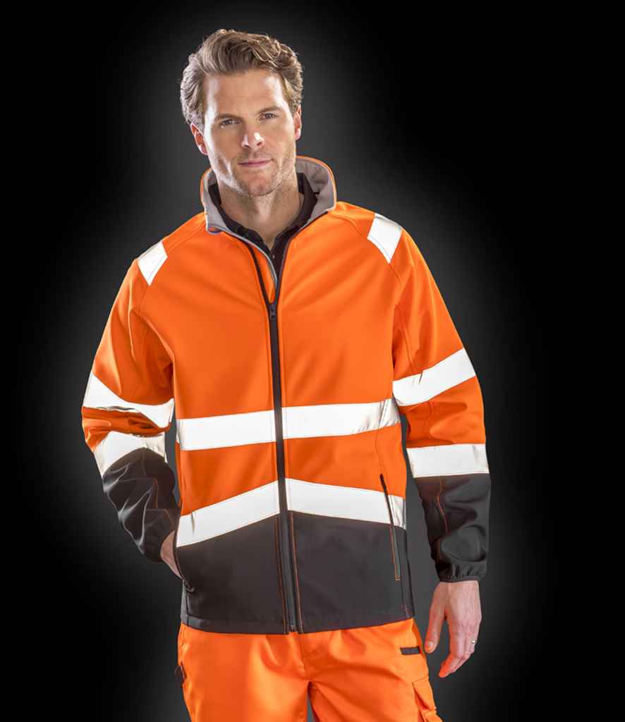 Rezultat — bezpieczna kurtka Soft Shell z nadrukiem Safe-Guard