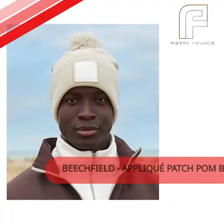Beechfield - Appliqu&eacute; Patch Pom Beanie by@Outfy